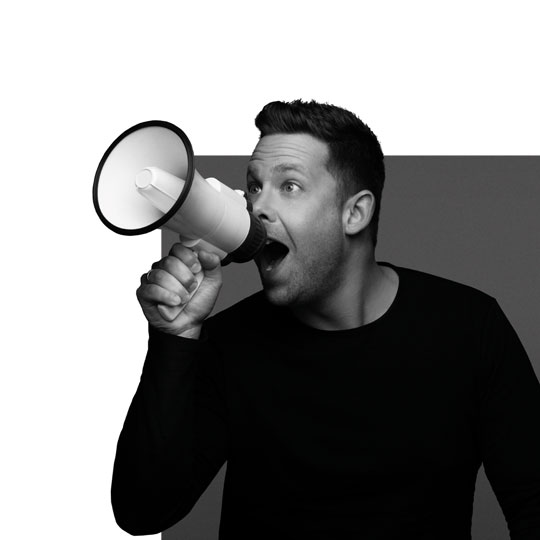 Marco mit Megaphon auf grauem Quadrat