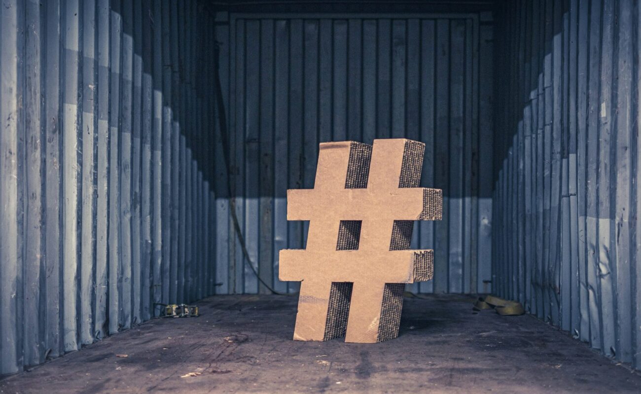 Kunstinstallation 3D Hashtag aus Karton