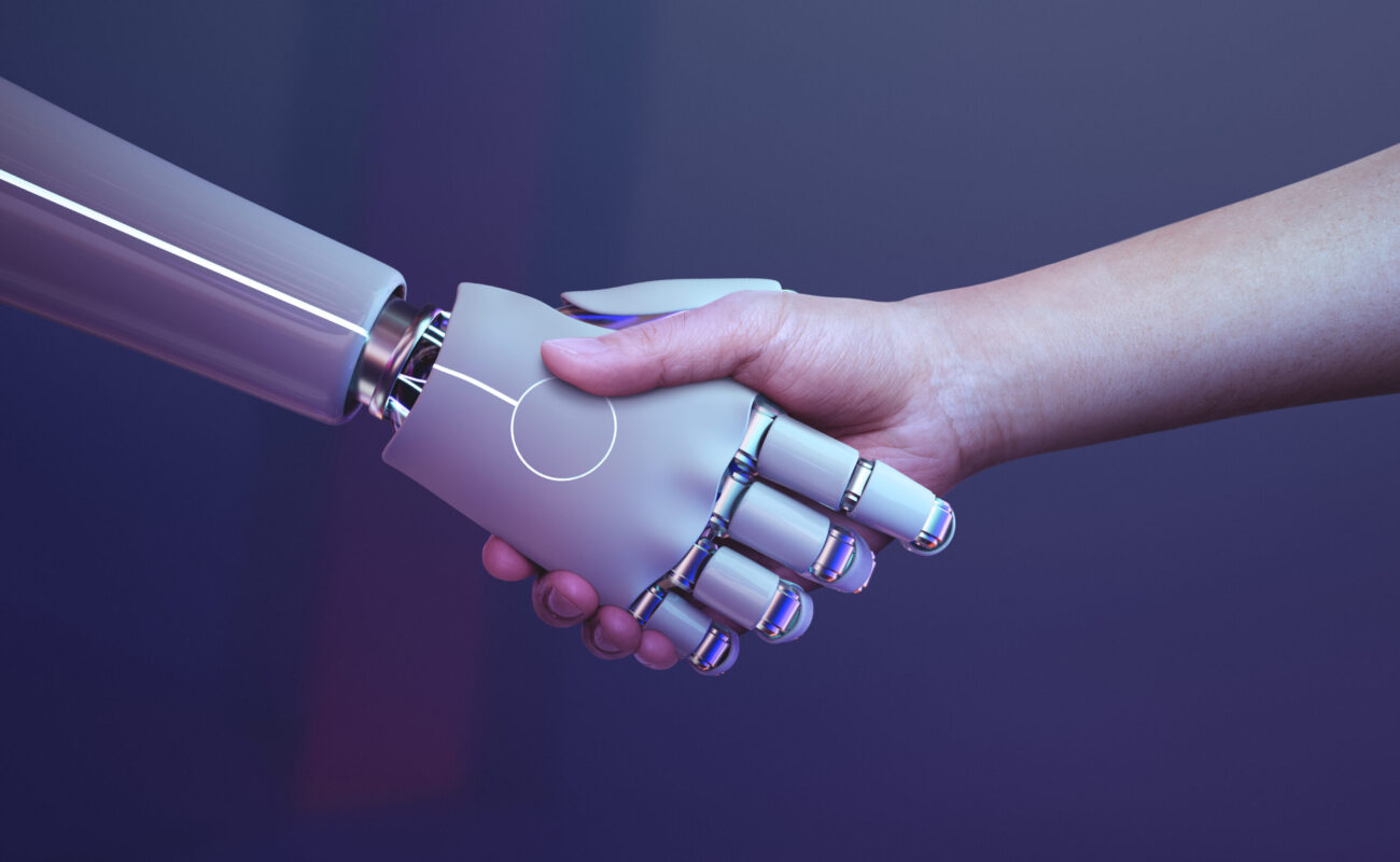 Ein Roboter und ein Mensch schütteln die Hand