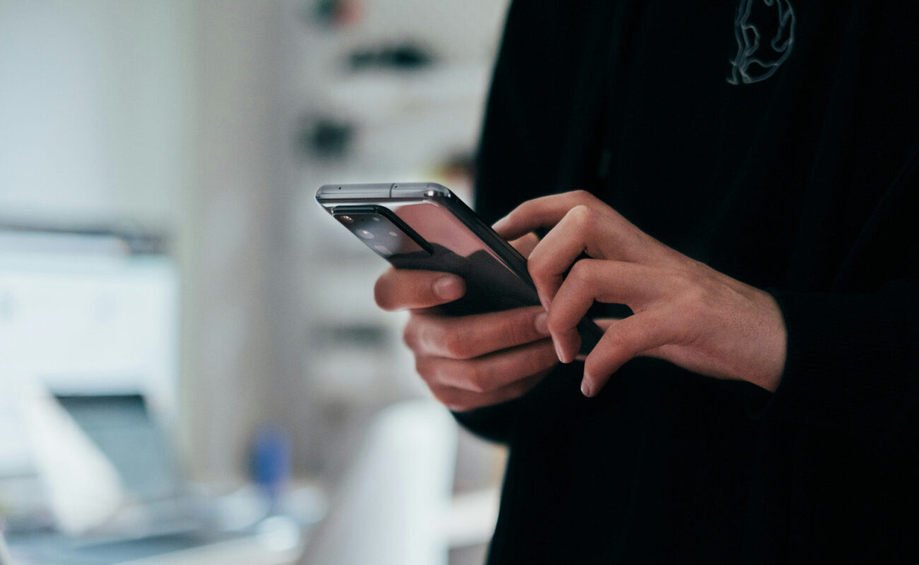 mobiler User mit Smartphone
