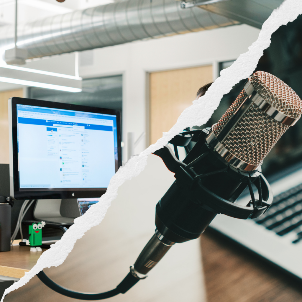 Geteiltes Bild: Links ein Arbeitsplatz mit Social Media Tools am Monitor, rechts ein Mikrofon für Podcast-Aufnahmen.