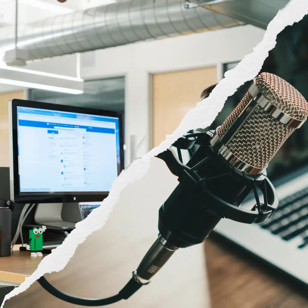 Geteiltes Bild: Links ein Arbeitsplatz mit Social Media Tools am Monitor, rechts ein Mikrofon für Podcast-Aufnahmen.