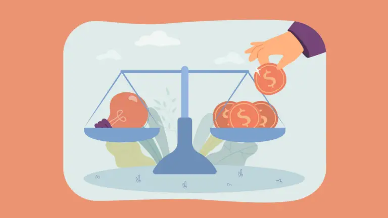 Waage mit Glühbirne und Münzen – Darstellung von Ideenbewertung und Investition