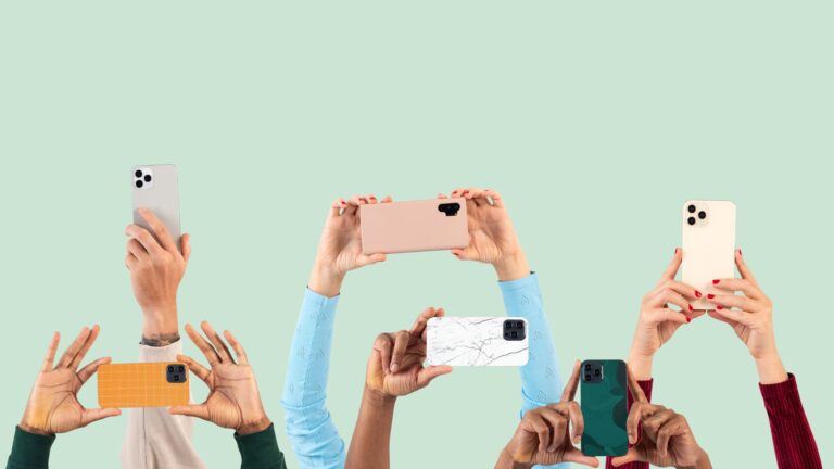 Mehrere Hände mit Smartphones in bunten Hüllen werden in die Höhe gehalten, Hintergrund in Pastellgrün.