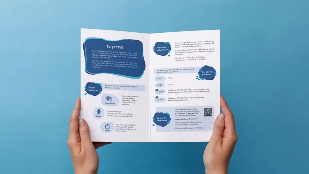 Die Jugend Award Wasser Broschüre wird aufgeschlagen in den Händen gehalten