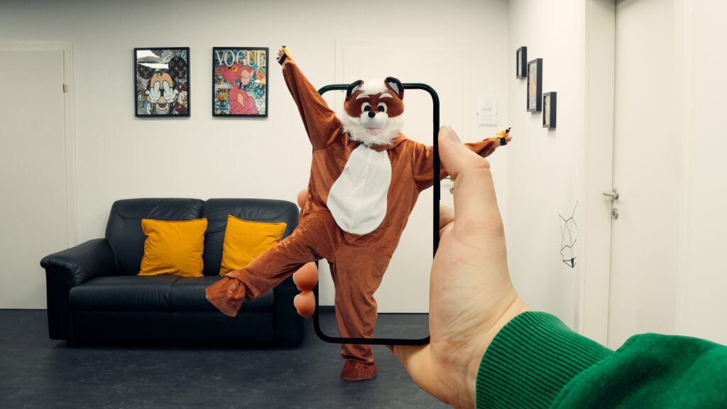 Maskottchen MAFU spring aus Smartphone