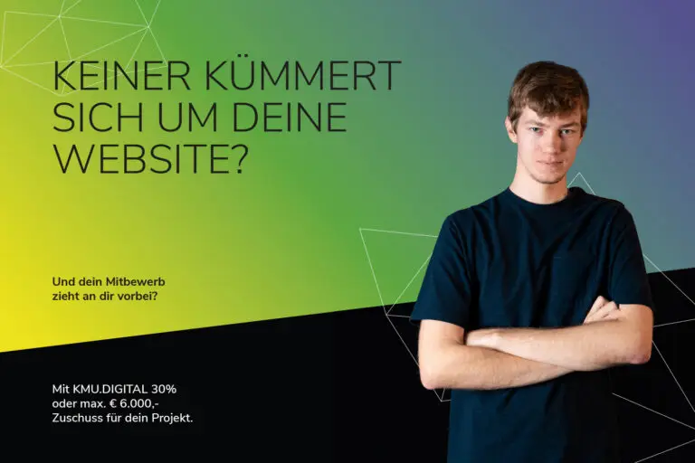 Junger Mann mit verschränkten Armen vor grün-blauem Hintergrund, daneben Text zur KMU.DIGITAL Förderung.