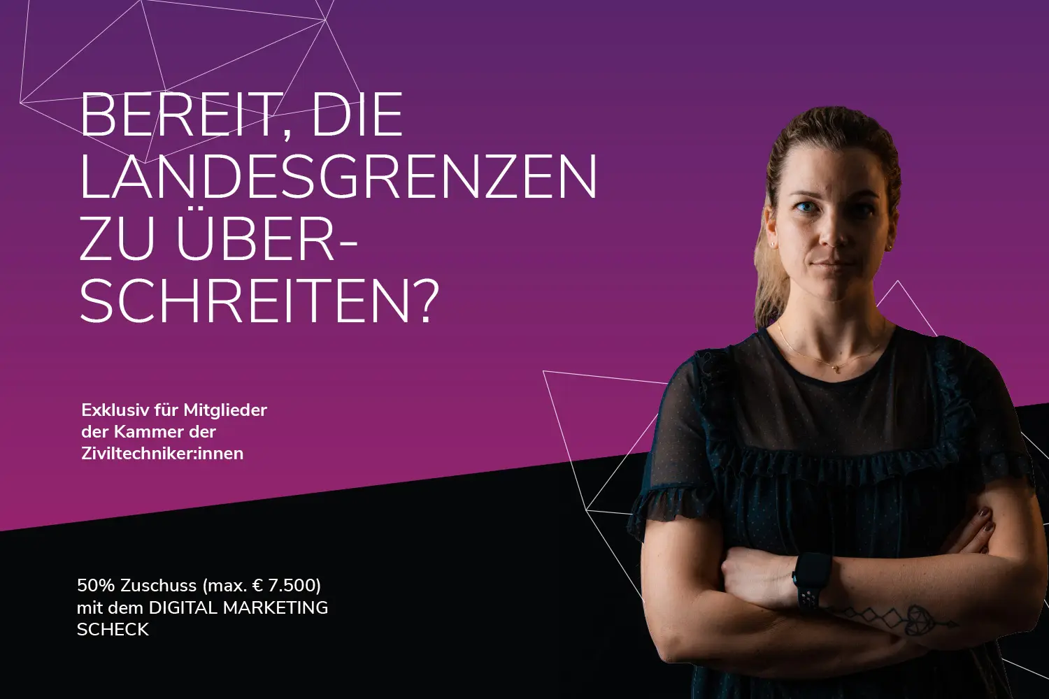 Frau mit verschränkten Armen vor violettem Hintergrund, daneben Text zu Digital Marketing Scheck.