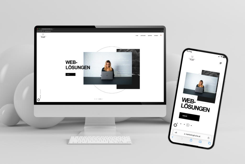 Bildschirme eines Monitors und eines Smartphones zeigen eine Seite mit dem Schriftzug "Web-Lösungen"