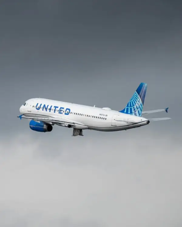 Flugzeug von United Airlines beim Start in den Himmel.