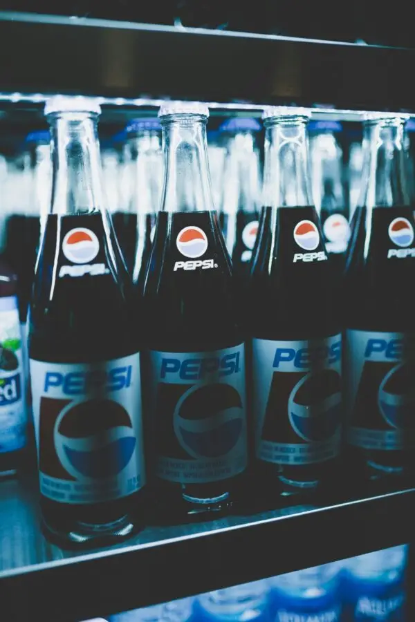 Mehrere Pepsi-Flaschen in einem Kühlschrank.