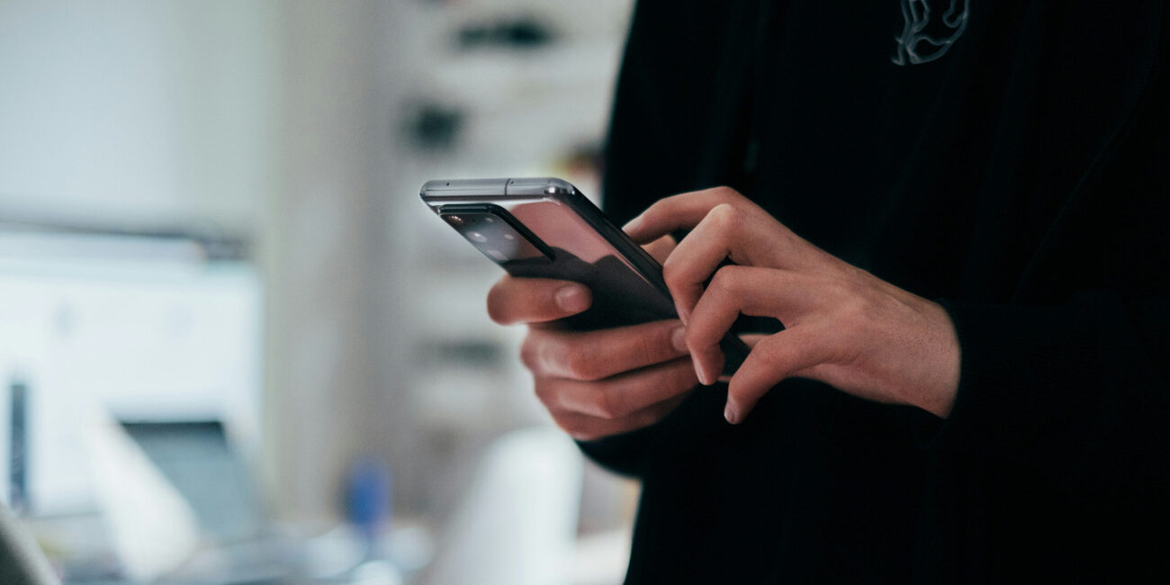 Nahaufnahme einer Person, die ein Smartphone benutzt.