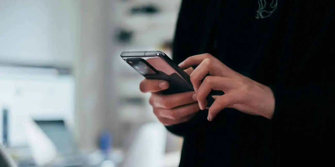 Nahaufnahme einer Person, die ein Smartphone benutzt.