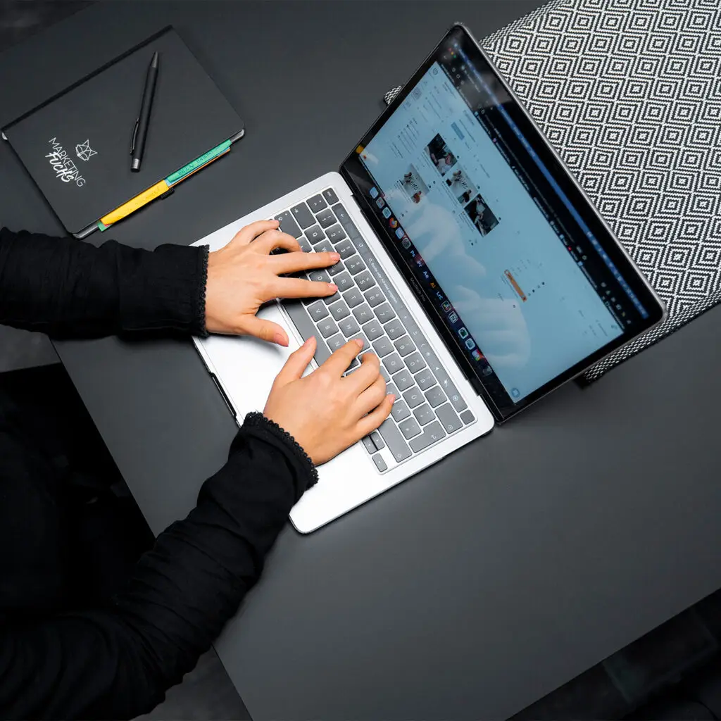 Konzentriertes Arbeiten auf Notebook Tastatur - gefilmt von oben.