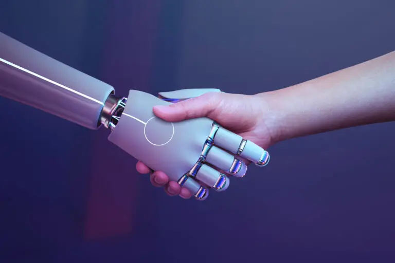 Menschliche Hand schüttelt die Hand eines Roboters.