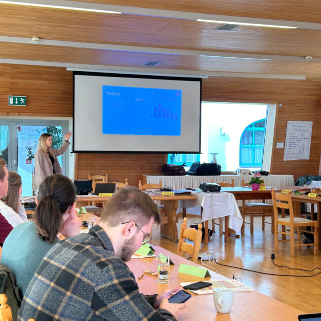 Social Media Vortrag in einem Holz-Verkleideten Besprechungsraum.