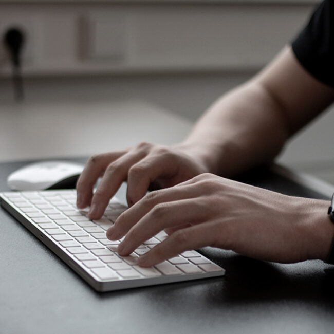 Finger Tippen auf Tastatur